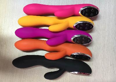 TOP OF THE LINE - Silicone clit stimulating vibrator with multispeed and heating.